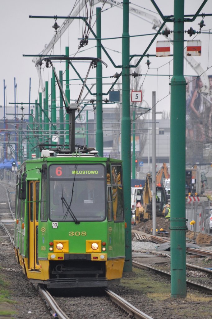 POZNAŃ (Woiwodschaft Großpolen), 29.04.2013, Wagen 308 als Tramlinie 6 nach Miłostowo bei der Einfahrt in die Haltestelle Dworzec PKS