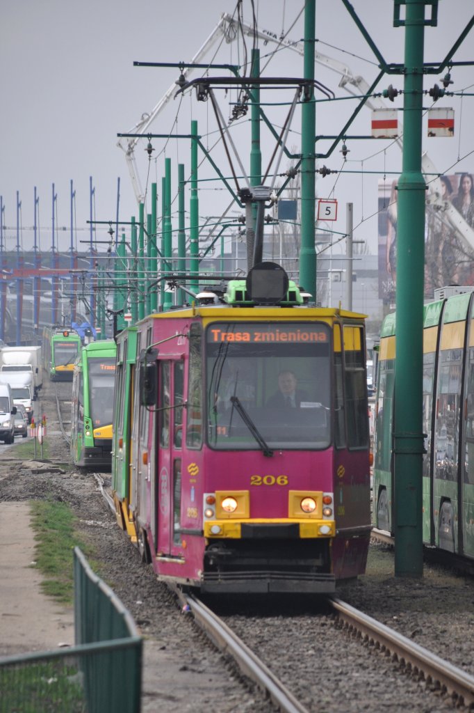 POZNAŃ (Woiwodschaft Großpolen), 29.04.2013, Wagen 206 ohne Liniennummer auf Umleitungskurs bei der Einfahrt in die Haltestelle Dworzec PKS