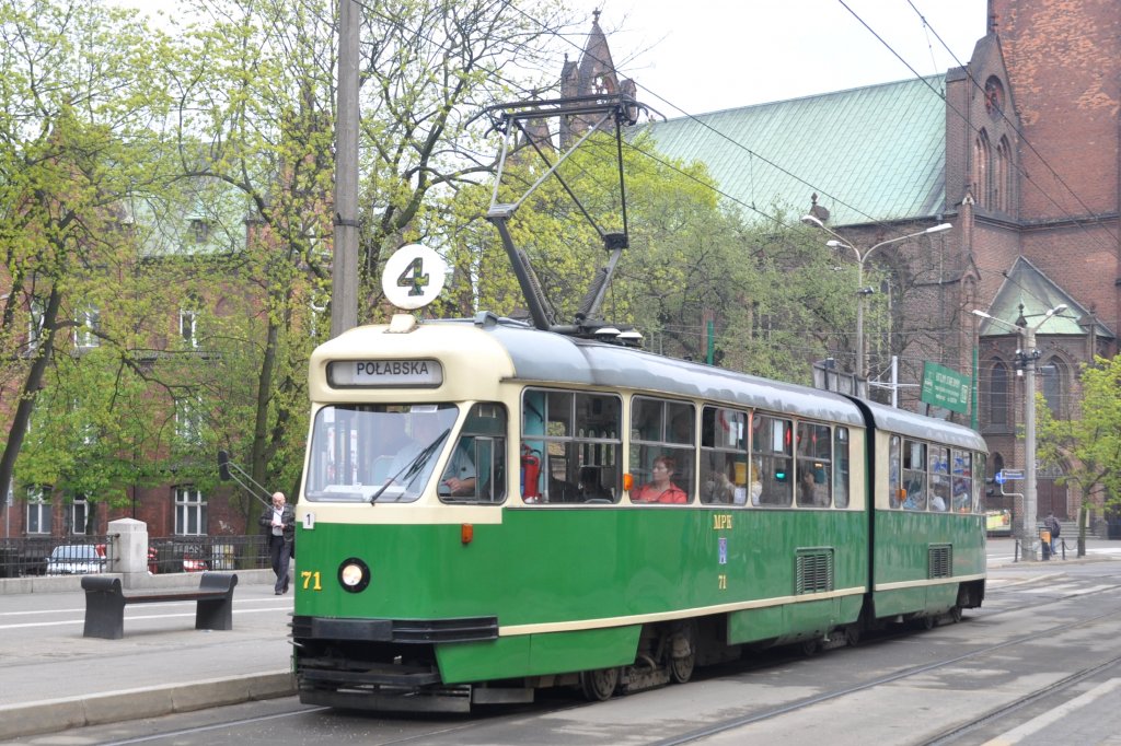 POZNAŃ (Woiwodschaft Großpolen), 29.04.2013, Wagen 71 als Tramlinie 4 nach Połabska bei der Einfahrt in die Haltestelle Fredry