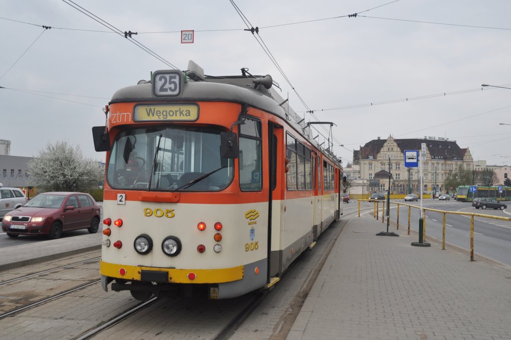 POZNAŃ (Woiwodschaft Großpolen), 29.04.2013, Wagen 905 als Tramlinie 25 nach Węgorka bei der Einfahrt in die Haltestelle Hauptbahnhof