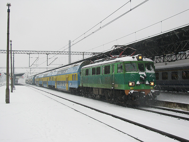 Poznań Głwny, 22.02.2009, EU07-213 mit R-71136 nach Kutno. Da hinten der zweite mit denselben Wagen.