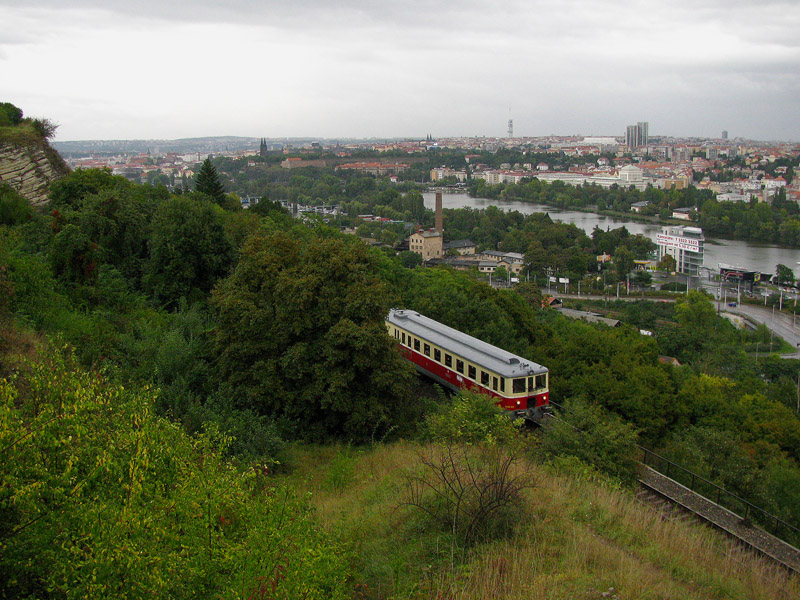 Praha �vahov, 18.09.2011, ein historischer Wagen M262-056 als Sonderzug ( Pra�sk� motor�ček ) der Linie S65