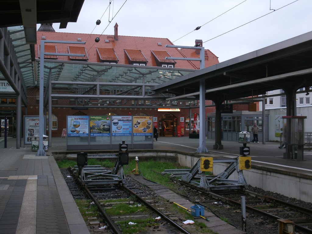 Prellbcke und Fahrleitungsendmasten,am 01.November 2012,von Gleis 2(rechts) und Gleis 3 in Stralsund.