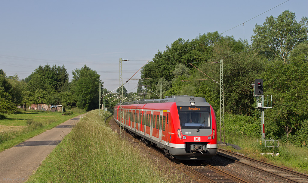 Premiere - mein erstes Foto der neuen Baureihe 430 konnte ich am 17. Juni 2013 zwischen Wernau und Wendlingen machen. Es zeigt 430 008 zusammen mit einem weiteren 430 als S1 auf dem Weg nach Herrenberg.