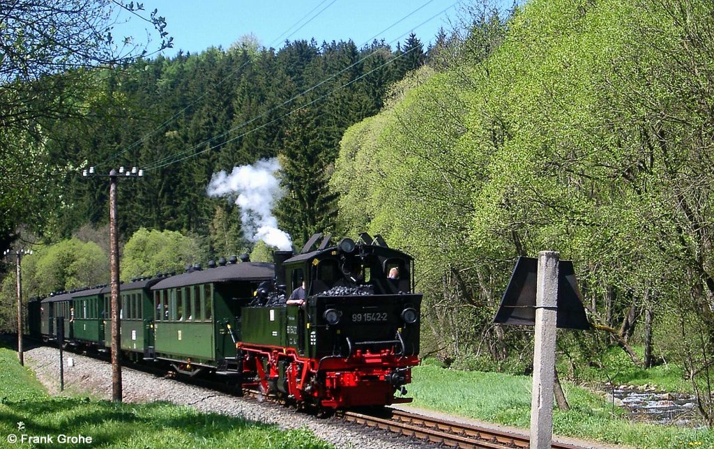 Prenitztalbahn 99 1542-2 mit Personenzug auf der Fahrt von Jhstadt nach Steinbach, fotografiert am Flsschen Schwarzwasser vor Schmalzgrube  am 10.05.2008