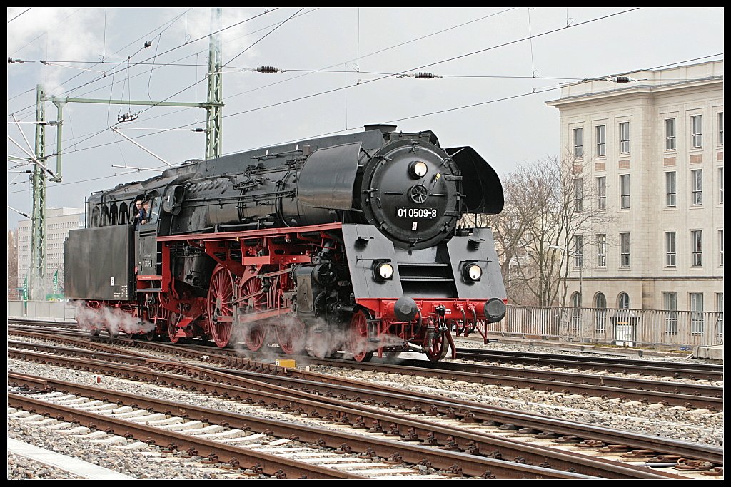 PRESS 01 0509-8 auf Rangierfahrt ins Bw zum 2. Dresdner Dampfloktreffen (Dresden Hbf 27.03.2010)