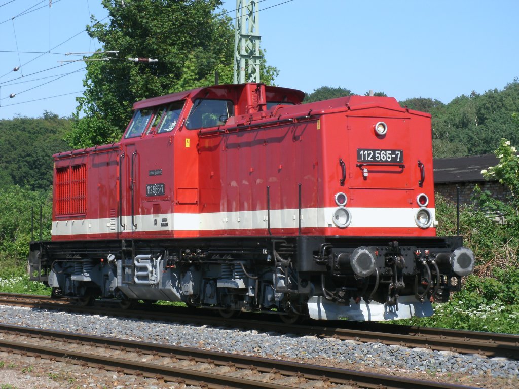 PRESS 112 565 hat,am 04.und 05.Juni 2011,ordentlich Kilometer abgeleistet.Stndig war die Lok zwischen Lauterbach Mole,Putbus und Bergen/Rgen unterwegs.Am Nachmittag,vom 05.Juni 2011,brachte Sie den Sonderzug,mit der 01 0509,von Putbus nach Berlin Wannsee,nach Bergen/Rgen.Hier stand die Lok,nachdem Sie den Sonderzug in Bergen/Rgen umgesetzt hatte,an der Nordausfahrt von Bergen/Rgen.