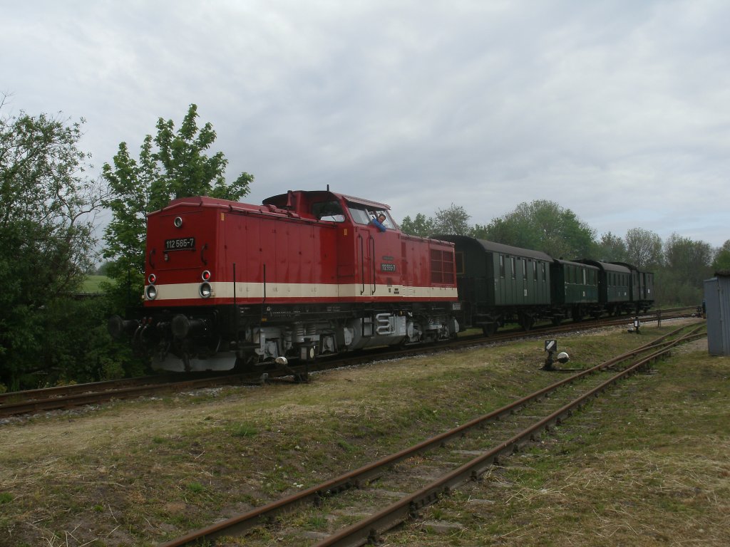 PRESS 112 565 rangierte,am 19.Mai 2012,den Schweriner Traditionszug an den Bahnsteig in Putbus.Nachdem dann noch 91 134 mit angeh�ngt wurde,ging es nach Bergen/R�gen.