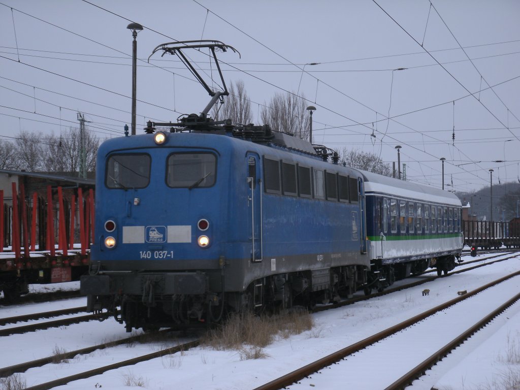 PRESS 140 037,am 27.Januar 2013,schob den IntEgrowagen in Bergen/Rgen zu den restlichen Wagen zusammen und verlie gegen 18:00 Uhr Bergen/Rgen.
