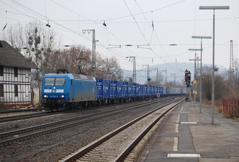 PRESS 145 023-6 mit einem Containerzug, am 19.02.2011 in Kreiensen