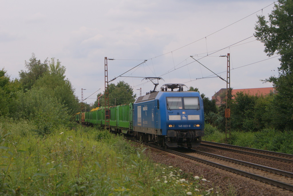 Press 145 023-6 mit einem Holzzug in Hannover-Limmer am 28.07.2011