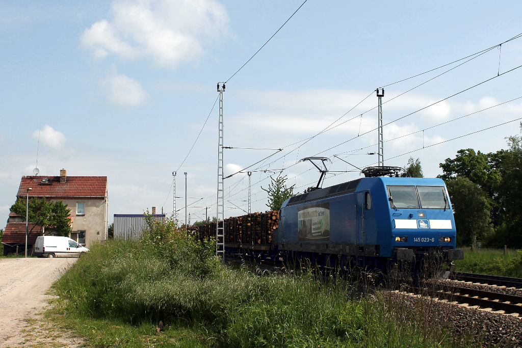 PRESS 145 023-6 mit einem Holzzug von Rostock-Bramow nach Stendal-Niedergrne in Schwerin-Medewege am 01.06.2013