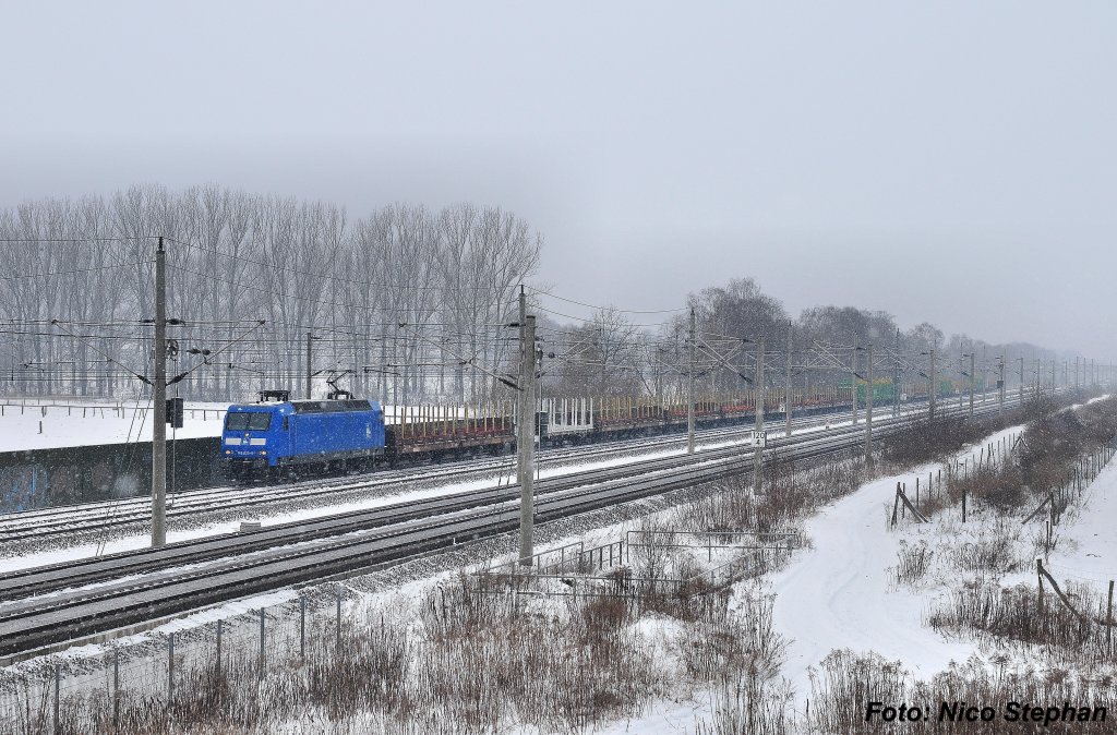 Press 145 023-6 mit leeren Holztransportern am Rande von Berlin,whrend eines starken Schneetreibens,07.01.10 bei Dallgow-Dberitz