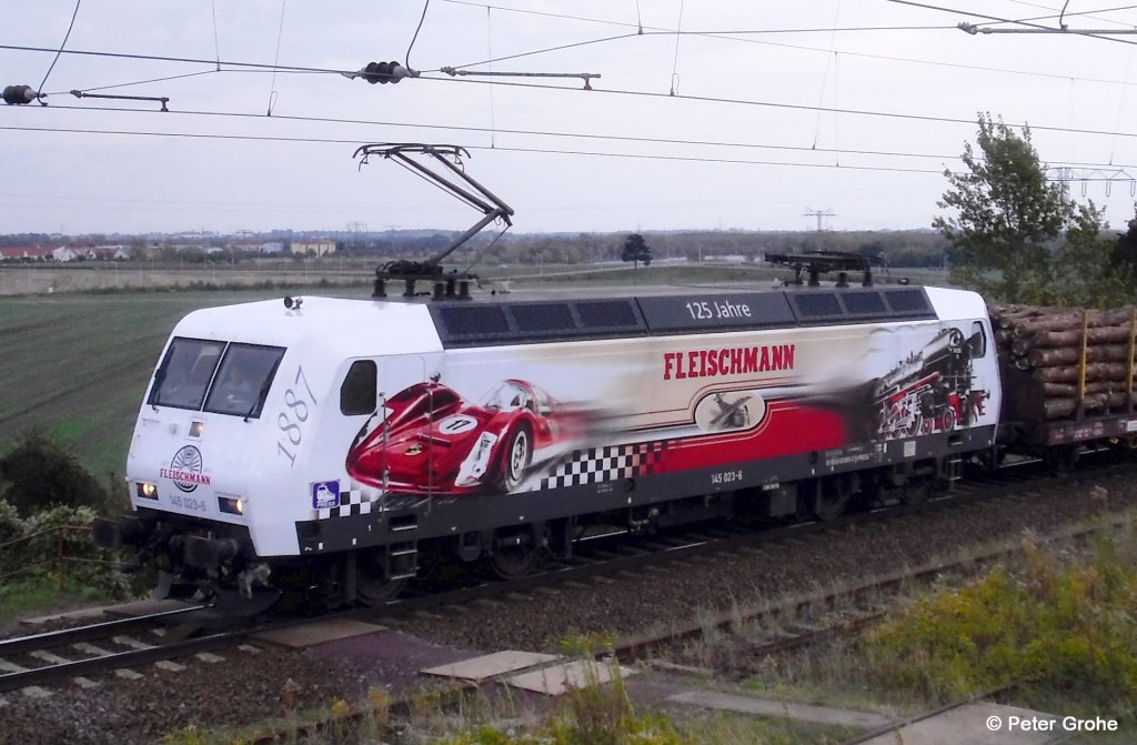 PRESS 145 023-6 mit Werbung   125 Jahre Fleischmann 1887 - 2012   vor Holzzug zum Zellstoffwerk Niederg�rne, fotografiert am 06.10.2012 in Halle ( Saale )