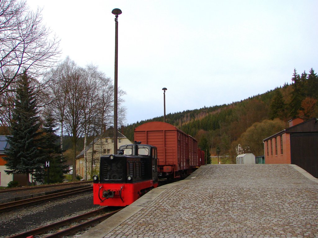 PRESS 199 009-2 mit einigen historischen Gterwagen im Bf Schmalzgrube; 18.11.2009