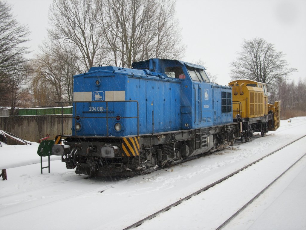 PRESS 204 010 mit der DB-Netz Schneeschleuder 40 80 947 5 155-4 Standort:Chemnitz kam auf der Strecke Bergen/Rgen-Putbus zum Wintereinsatz.Am 11.Januar 2010 standen beide in Bergen/Rgen.