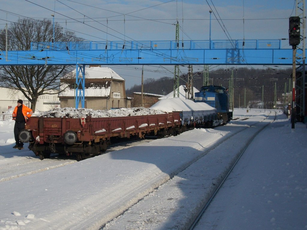 PRESS 204 011 rangierte,am 04.Februar 2010,zwei mit Schnee beladene Flachwagen,nach der Ankunft aus Putbus, in Bergen/Rgen.