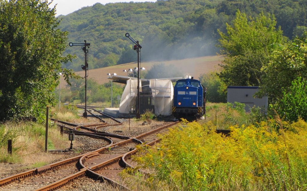 PRESS 204 022-2 + EMBB 52 8154-8 mit dem DLr 80578 von Freyburg nach Karsdorf, am 08.09.2012 bei der Durchfahrt in Laucha (Unstrut). Nachdem die Winzerfestbesucher in Freyburg ausgestiegen sind, wird der Zug bis zur abendlichen Rckfahrt in Karsdorf abgestellt.