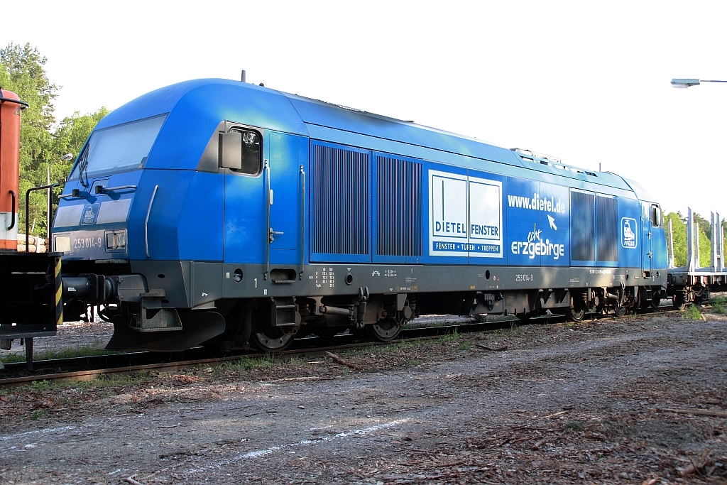 Press 253 014 (92 80 1223 051-4 D-PRESS) wartet im Gewerbegebiet Pinnow das ihr Holzzug beladen wird 21.05.2010