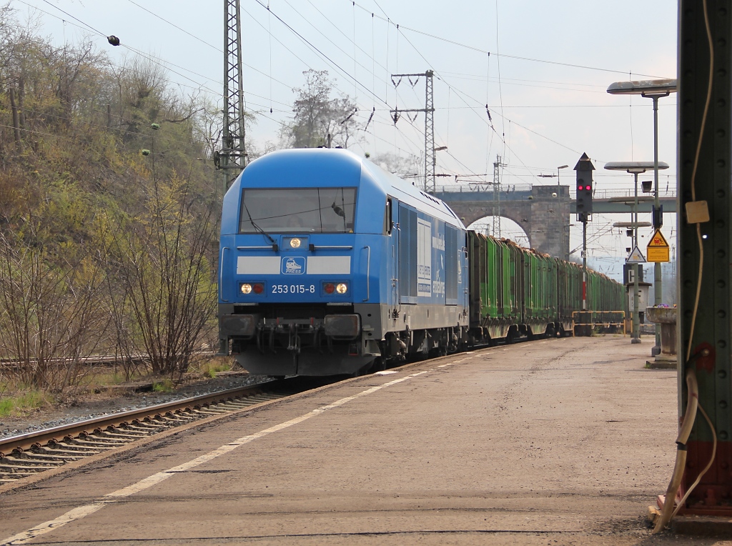 PRESS 253 015 (223 052-2) mit vollem Holzzug in Fahrtrichtung Norden. Aufgenommen am 14.04.2012 in Eichenberg.