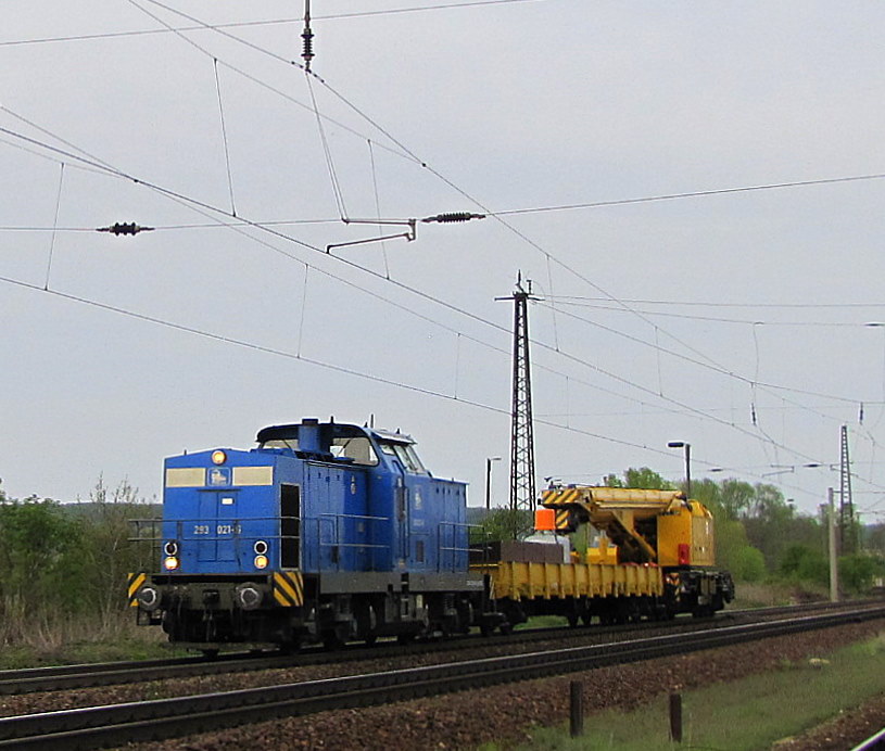 PRESS 293 021-6 mit einem Baukran Richtung Gro�heringen, bei der Durchfahrt in Naumburg (S); 29.04.2010