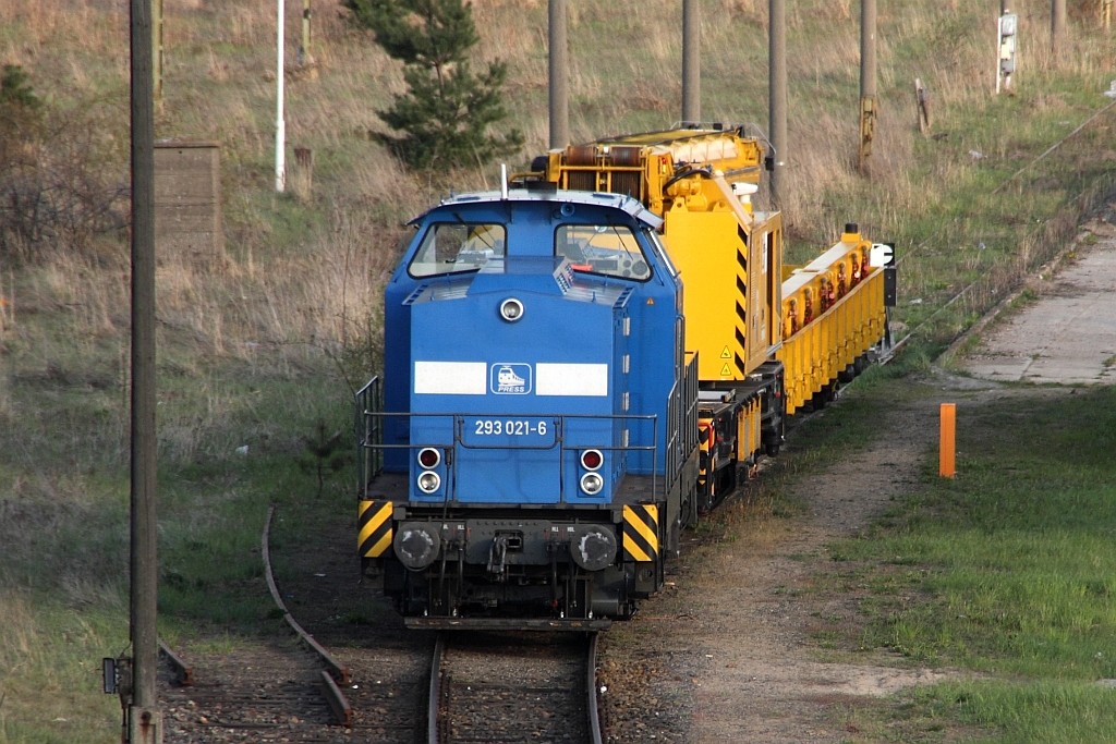 Press 293 021 mit einem Kirow-Kran (97 82 53 520 29-7) der Firma eurogleis GmbH am 22.04.2010 in Angermnde