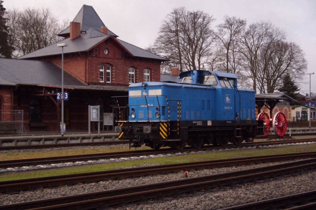 PRESS 346 025 vor dem Bahnhofsgebude von Putbus am 29.Dezember 2011.