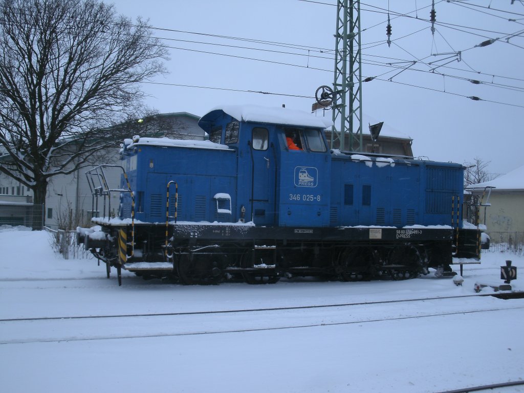 PRESS 346 025,am 11.Dezember 2012,bei einer kurzen Verschnauffpause am ehmaligen Kleinbahnhof in Bergen/Rgen.