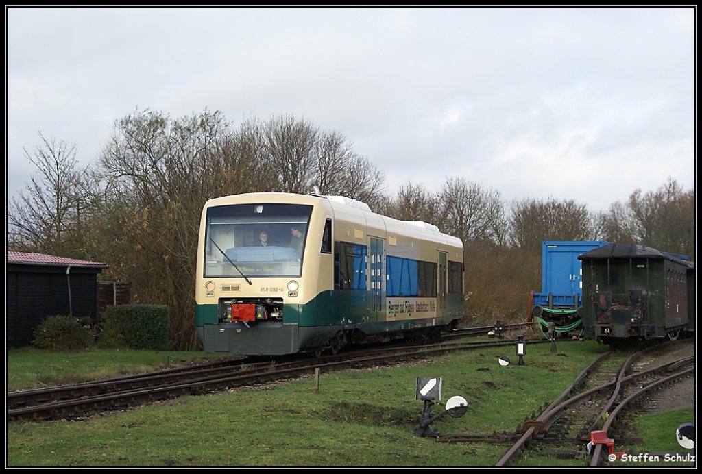 Press 650 032 berraschte mich am 28.11.09 zwischen Putbus und Bergen. Dieser Triebwagen wird ab Fahrplanwechsel auf der Strecke Lauterbach Mole - Bergen auf Rgen verkehren.