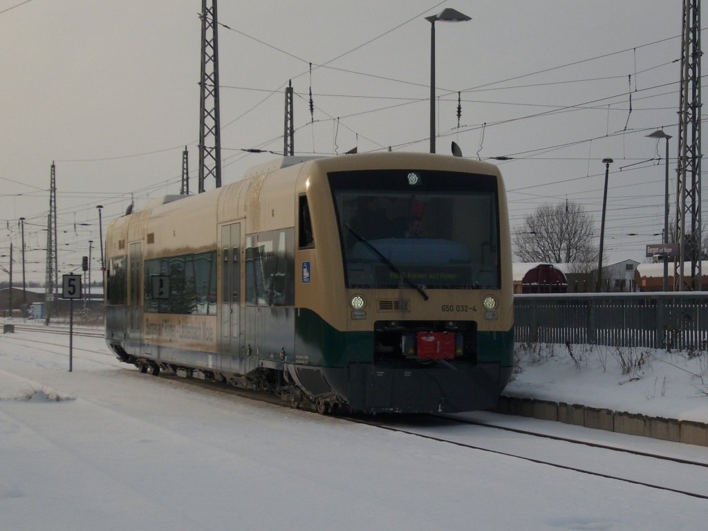 PRESS VT 650 032 bei der Einfahrt am 19.Dezember 2009 in Bergen/Rgen.