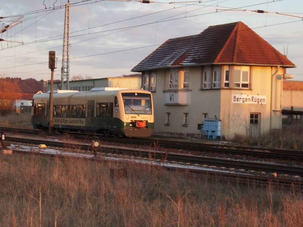 PRESS VT 650 032 passierte am 16.Dezember 2009 bei der Einfahrt in Bergen/Rgen das Weichenwrterstellwerk W1.