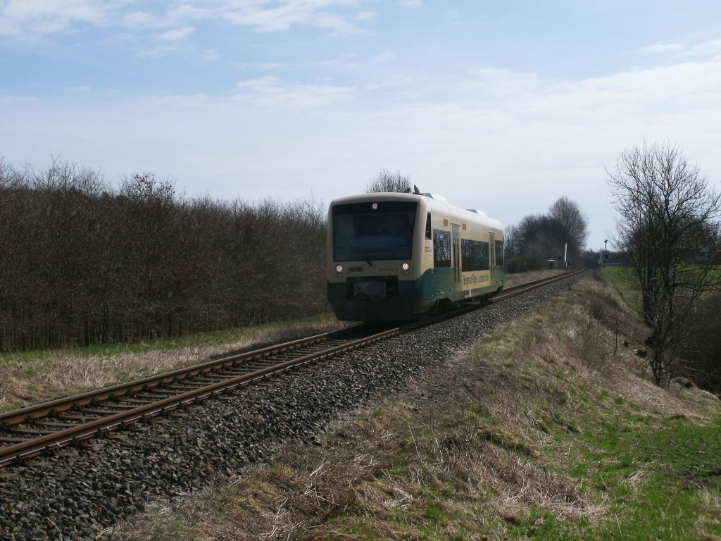 PRESS VT650 032 am 04.April 2011 auf freier Strecke zwischen Putbus und Bergen/Rgen.