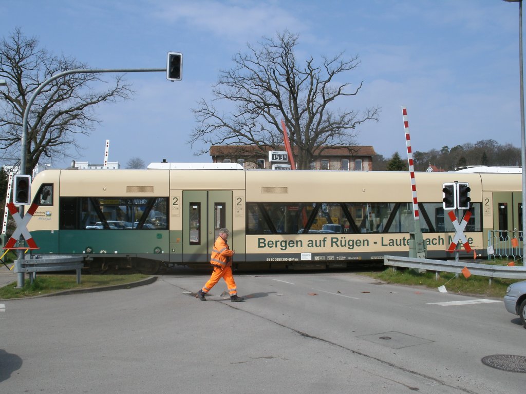 PRESS VT650 032 passierte,am 21.April 2012,den provisorisch gesicherten Bahn�bergang in Putbus.