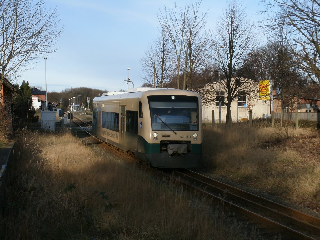 PRESS VT650 032,am 15.Januar 2012,bei der Ausfahrt aus Putbus in Richtung Lauterbach Mole.
