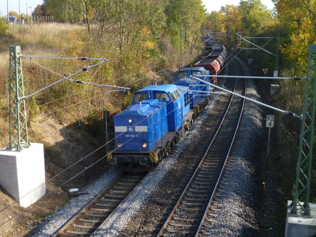 Pressdoppel 204 012-4 und 204 033-9 mit einem Schotterzug in Obermylau am 29.10.11. Bild entstand von der neuen Brcke!!


