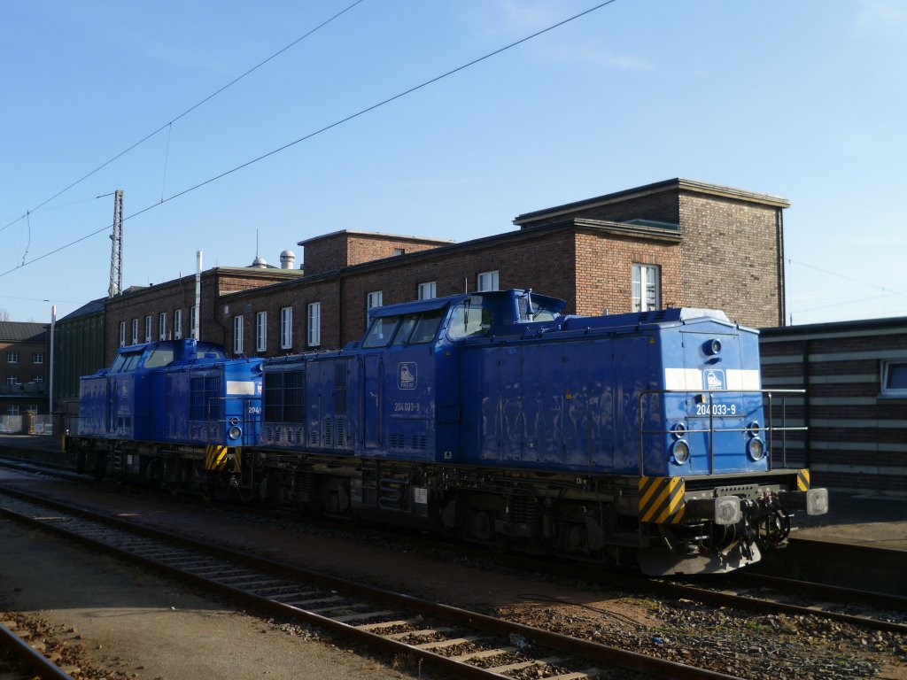 Pressdoppel 204 033-9 und 204 022-2 stehen am morgen,des 13.11.11 in Zwickau Hbf. Foto entstand vom Bahnsteig 4!!