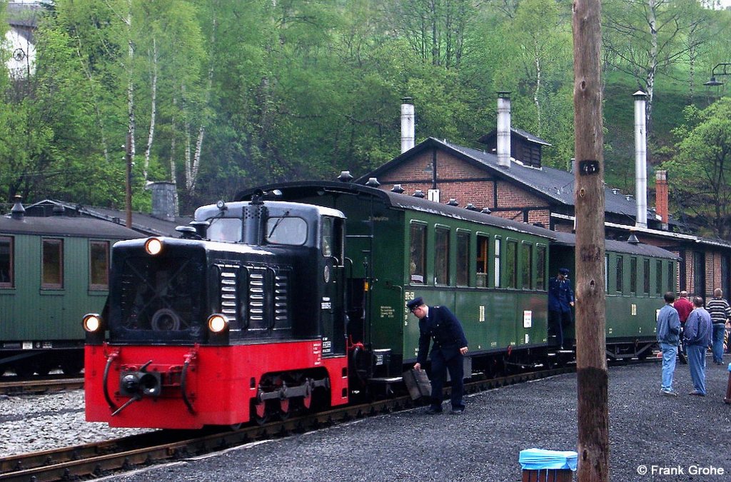 Prenitztalbahn 199 009-2 stellt Personenzug am Lokschuppen in Jhstadt bereit, fotografiert am 10.05.2003 --> Die Diesellok mit 750 mm Spurweite wurde 1964 vom VEB Lokomotivbau  Karl Marx  Babelsberg mit Fabr.Nr 250 337 fr die VEB Papierfabrik Schnfeld-Wiesa gebaut. --> ab 1985 VEB Papierfabrik Wilischthal --> seit 1995 Prenitztalbahn