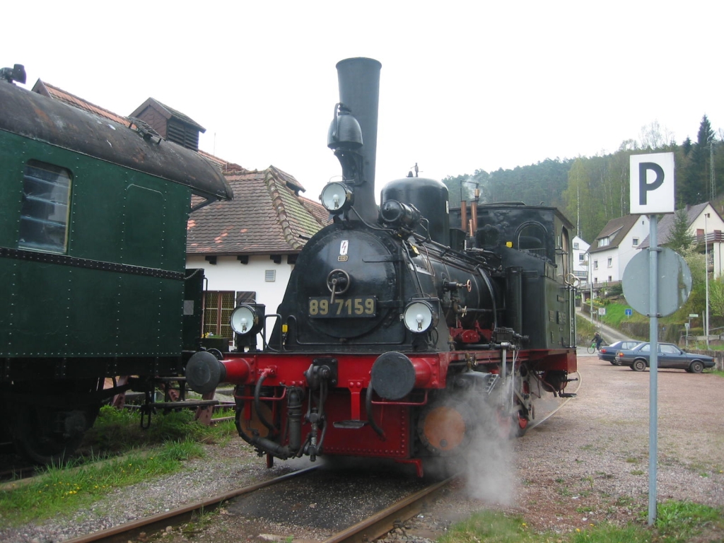 Preuische Tenderlok T3 89 7159 steht am 24/4/2005 mit Kuckucksbhnelzug in Elmstein (Pfalz). 