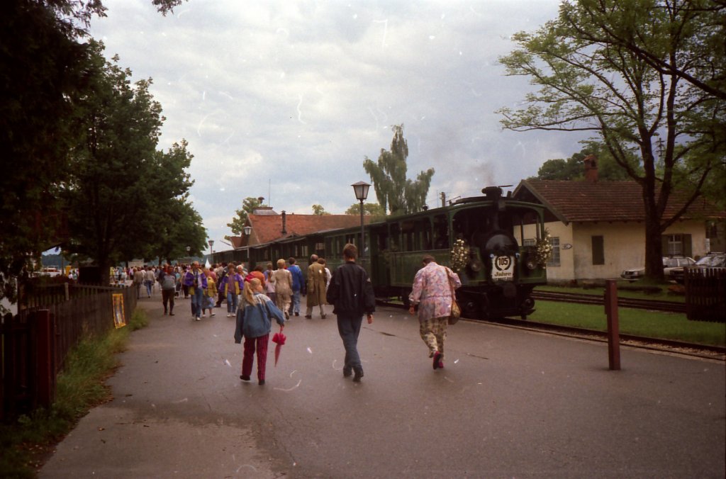 Prien am Chiemsee, historischer Dampfzug am Bahnsteig(1992)