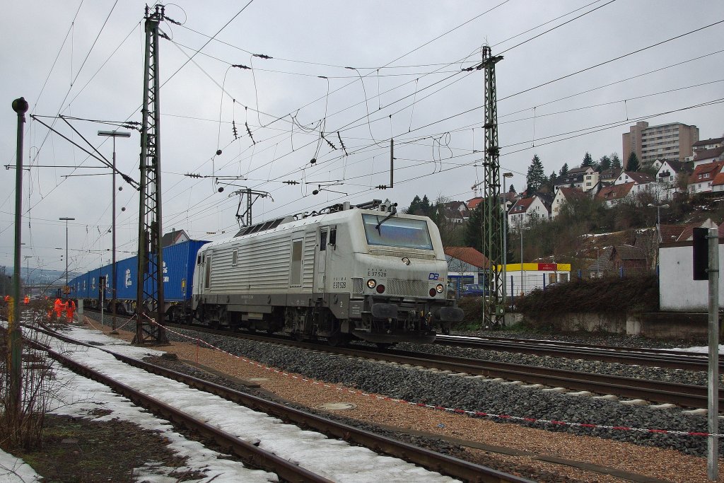 PRIMA Auftakt zu einer Fotosession in Bad Hersfeld: E37 528, die  blanc dame  zum ersten mal am 11.01.2011 vor die Linse bekommen. Hier mit einem ITL-Containerzug in Richtung Norden.