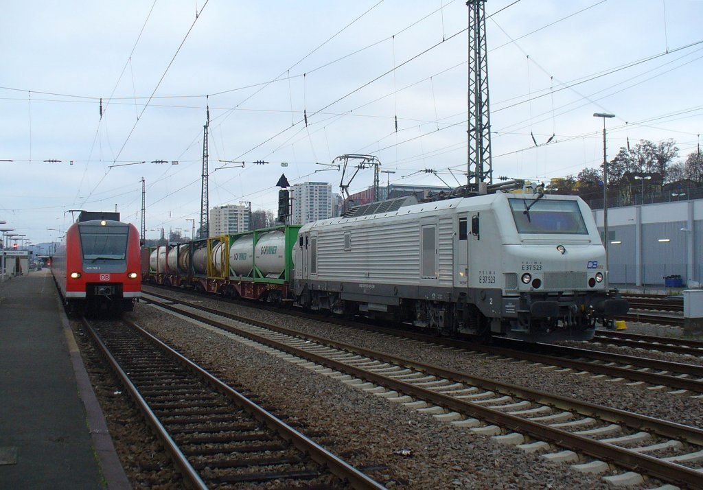 Prima CB Rail E 37 523 zieht einen Containerzug am 26.11.2011 durch Kaiserslautern