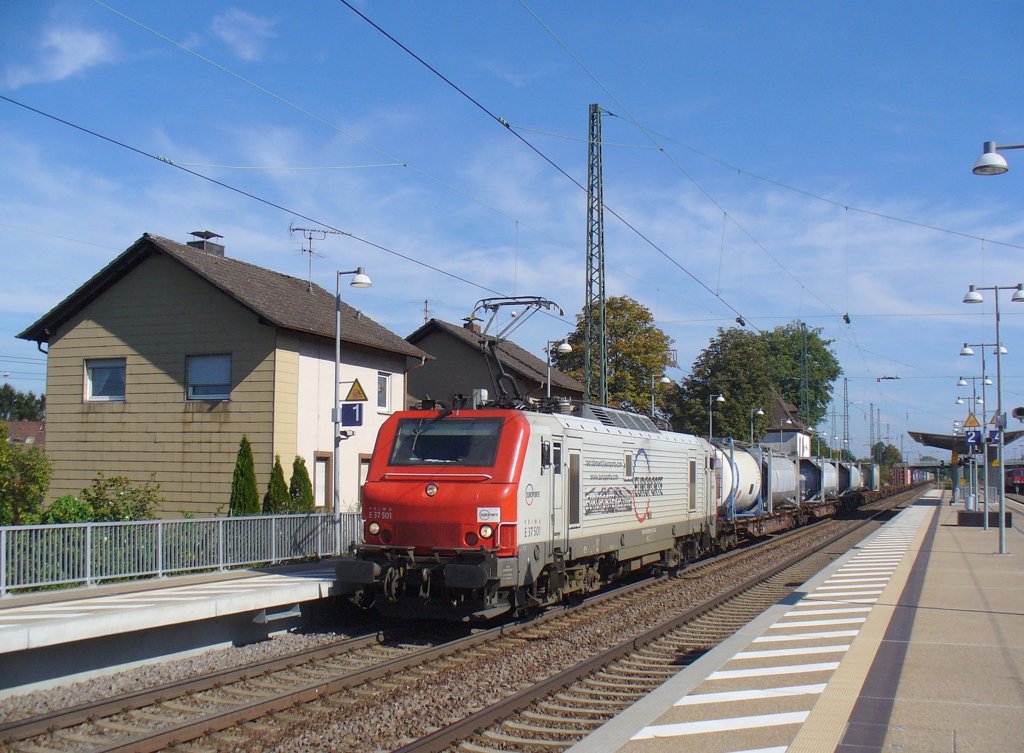 Prima E 37 501  zieht einen Containerzug am 29.09.2011 durch Einsiedlerhof