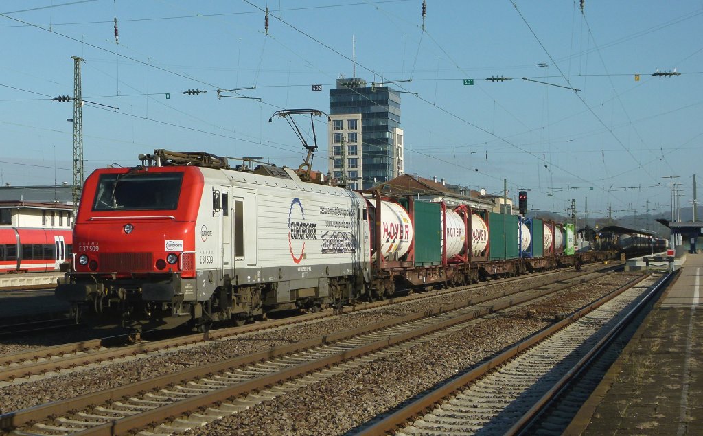 Prima E 37 509 zieht am 14.01.2012 einen Containerzug durch Kaiserslautern