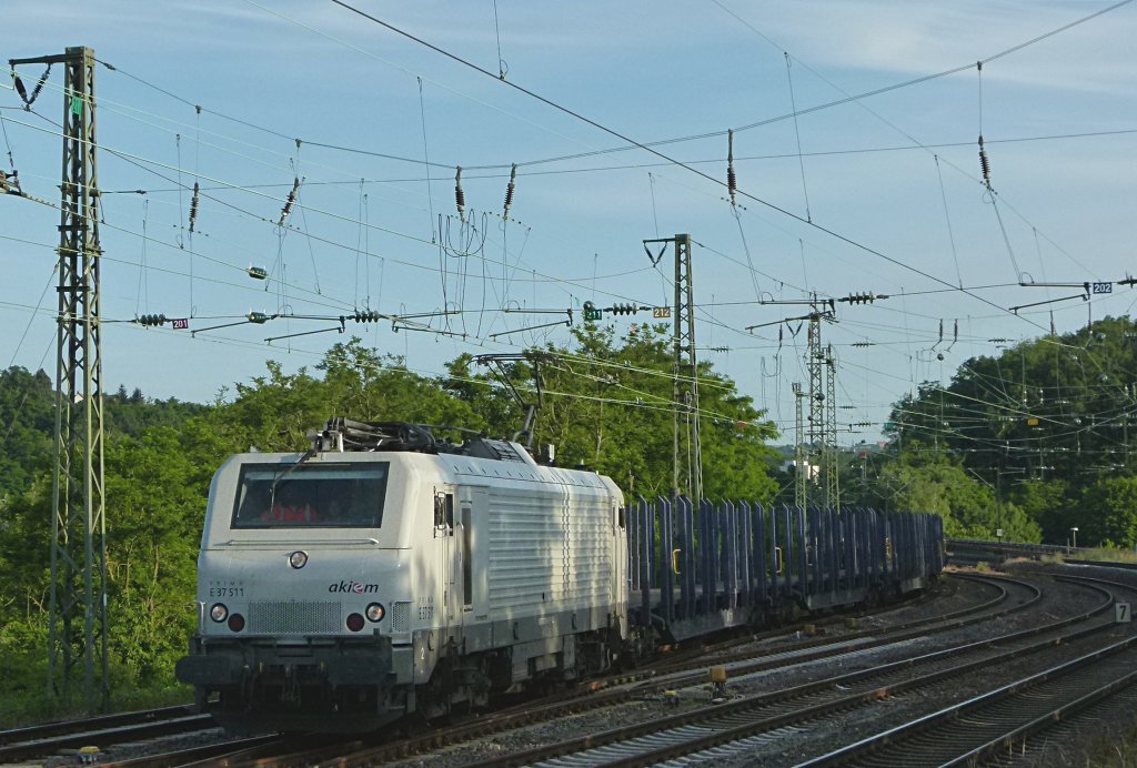 Prima E 37 511 ist mit einem Rungenwagenzug am 14.06.2012 bei Saarbrcken Burbach