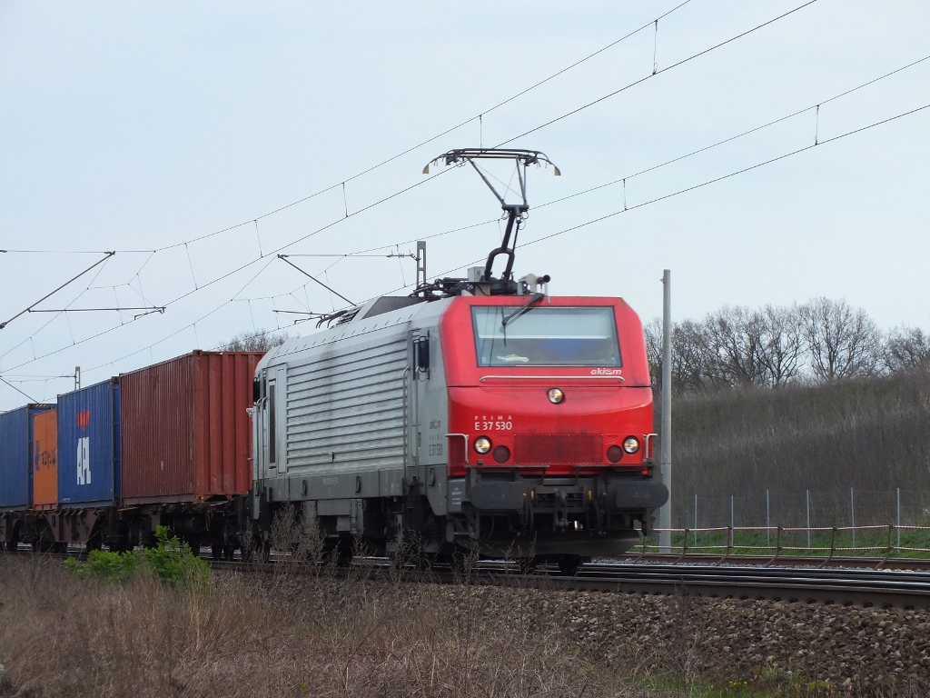 Prima E 37 530, fr CTL ttig, am 25.04.2012 in Lneburg Richtung Hamburg.