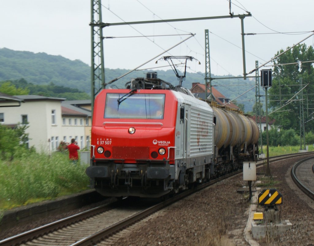 Prima E37 507 fhrt mit ihren kurzen Gz durch Bad Ksen am 25.06.2009