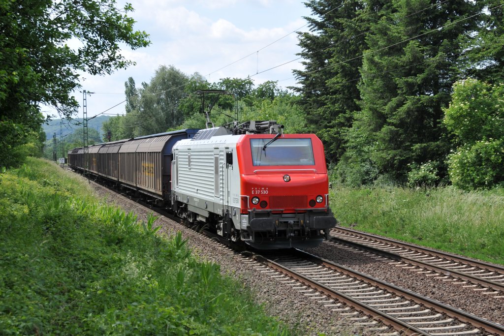 Prima E37 530 fhrt rechtsrheinisch in Richtung Norden. Aufgenommen am 28/05/2011 bei Unkel.