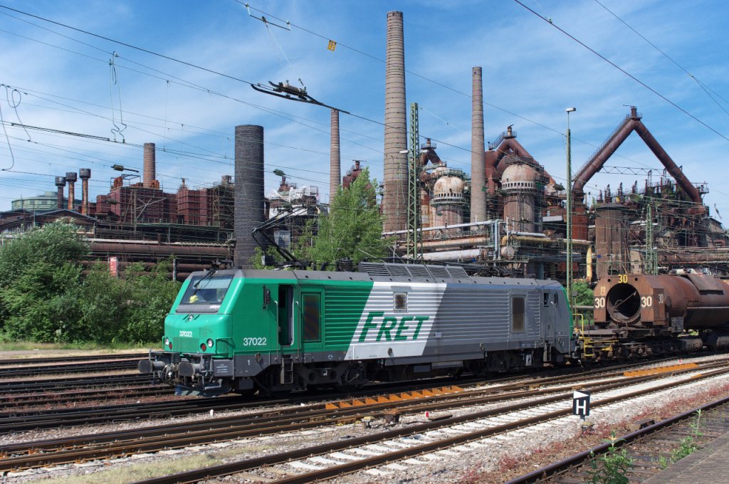 Prima sieht sie aus....Akiem FRETchen 37022 vor dem Suppenzug aus Dillingen bei der Einfahrt nach Vlklingen.

Bis ins Jahr 1986 war diese Fahrt unntig, denn da produzierte noch das alte Stahlwerk in Vlklingen (heute Weltkulturerbe) das Roheisen.

19.06.2013
