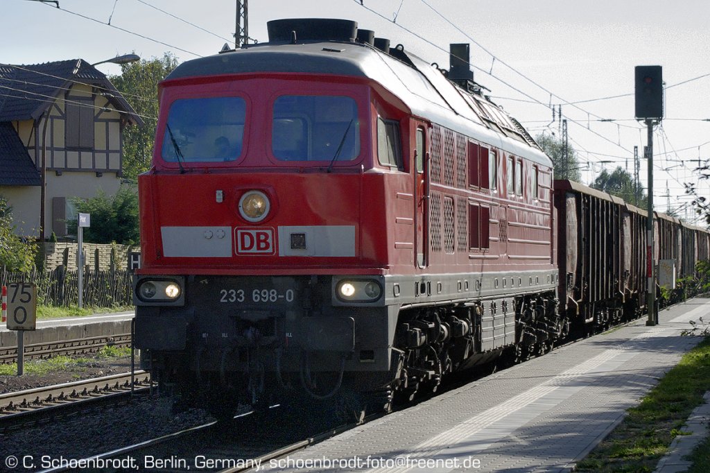Priort, DB Diesellok 233 698-0 (92 80 1233 698-0 D-DB) mit Gterzug auf dem Berliner Auenring, 15. Oktober 2011, 14:30
