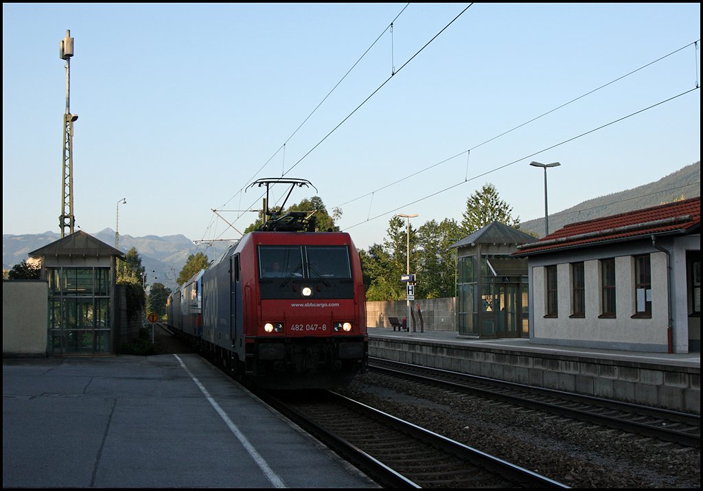 Privatbahnlokzug: 482 047 bringt je eine 185 „Rostock-Port“, silberne 185er und 185 518 „Transped“ nach Kufstein. (06.08.2009)